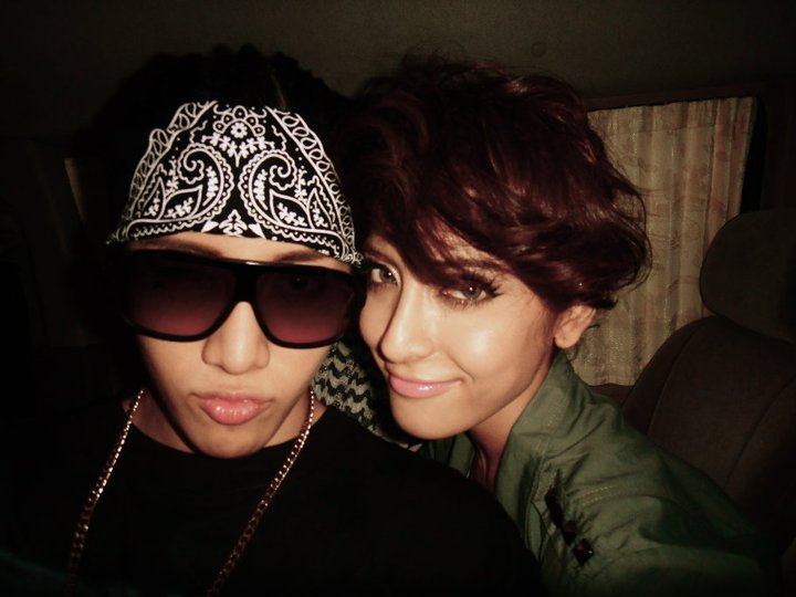 Pic.ไมค์ และเหล่าผองเพื่อนหลังเวทีคอนเสิร์ต พอนด์