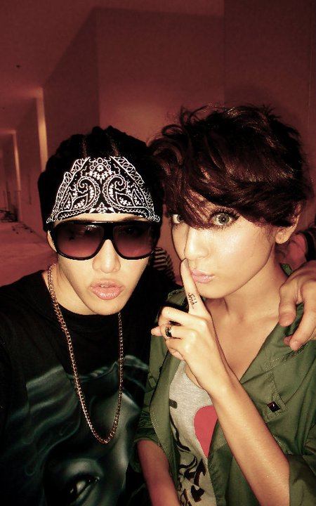 Pic.ไมค์ และเหล่าผองเพื่อนหลังเวทีคอนเสิร์ต พอนด์