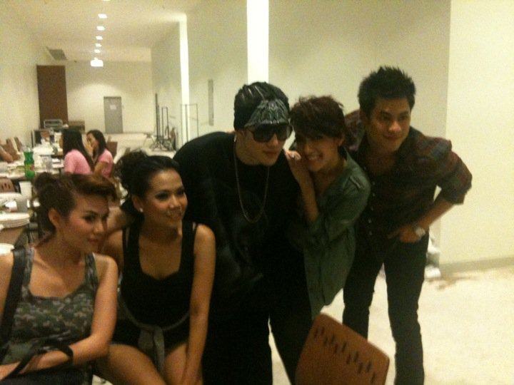 Pic.ไมค์ และเหล่าผองเพื่อนหลังเวทีคอนเสิร์ต พอนด์