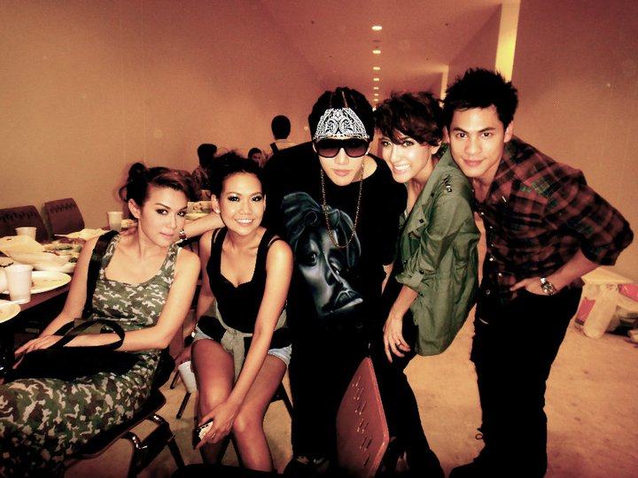 Pic.ไมค์ และเหล่าผองเพื่อนหลังเวทีคอนเสิร์ต พอนด์