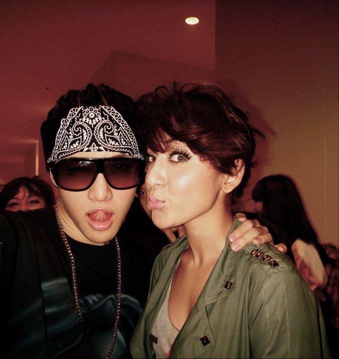 Pic.ไมค์ และเหล่าผองเพื่อนหลังเวทีคอนเสิร์ต พอนด์