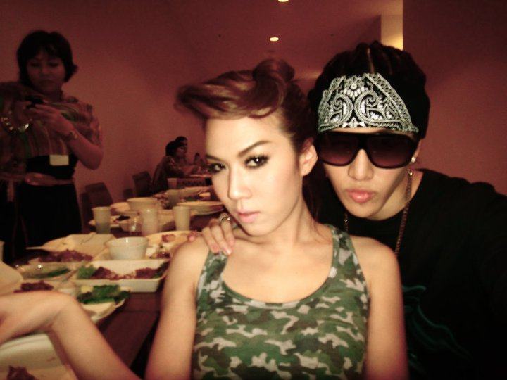 Pic.ไมค์ และเหล่าผองเพื่อนหลังเวทีคอนเสิร์ต พอนด์