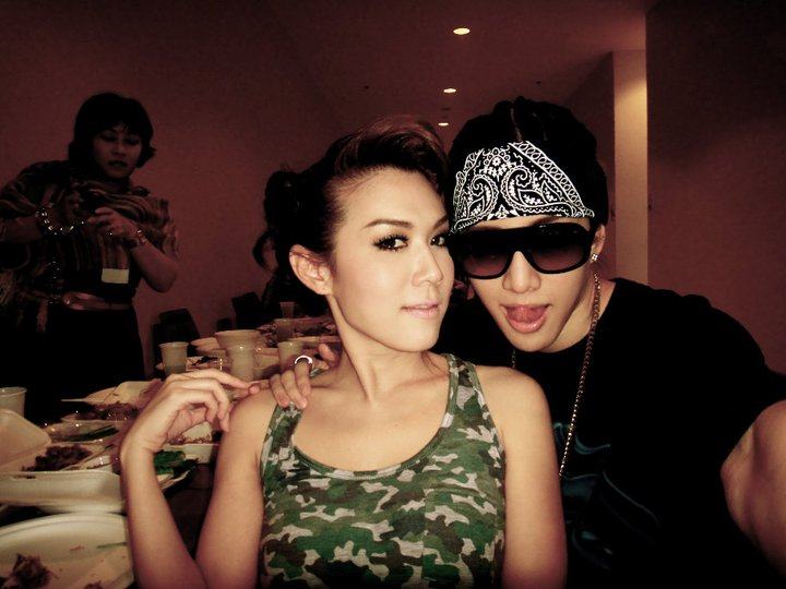 Pic.ไมค์ และเหล่าผองเพื่อนหลังเวทีคอนเสิร์ต พอนด์