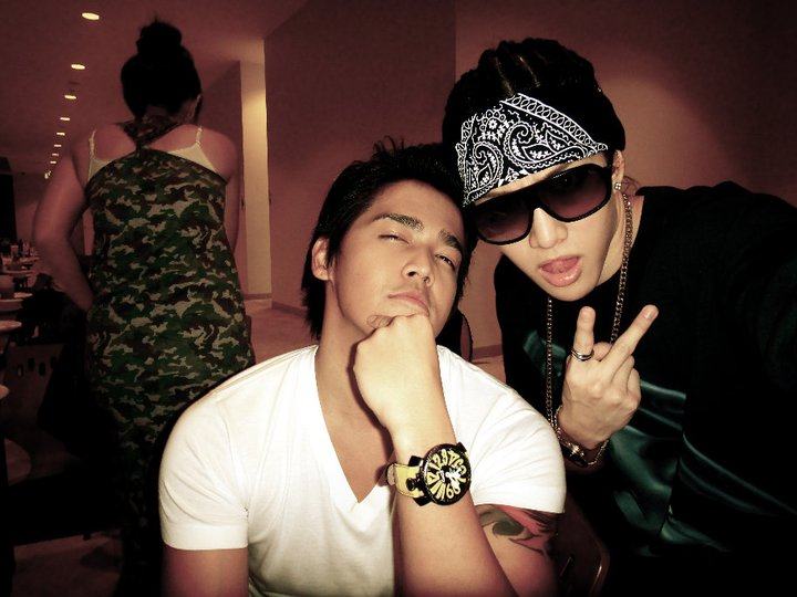 Pic.ไมค์ และเหล่าผองเพื่อนหลังเวทีคอนเสิร์ต พอนด์