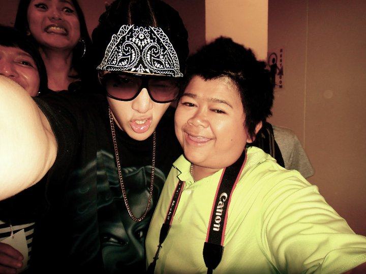 Pic.ไมค์ และเหล่าผองเพื่อนหลังเวทีคอนเสิร์ต พอนด์