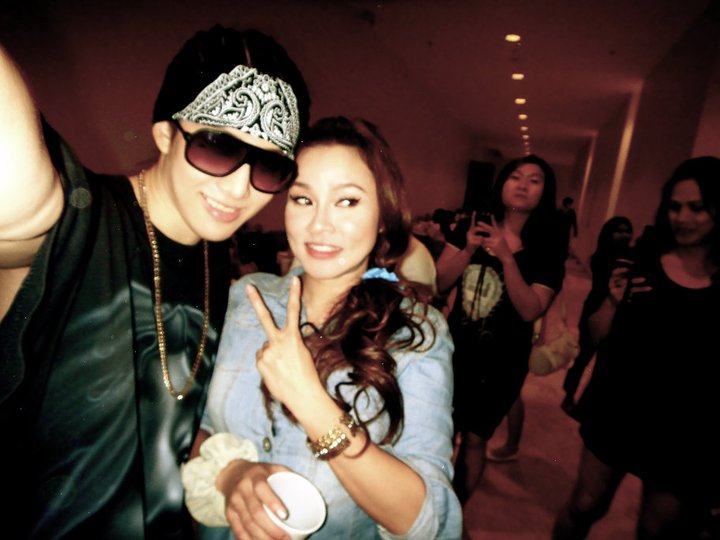 Pic.ไมค์ และเหล่าผองเพื่อนหลังเวทีคอนเสิร์ต พอนด์