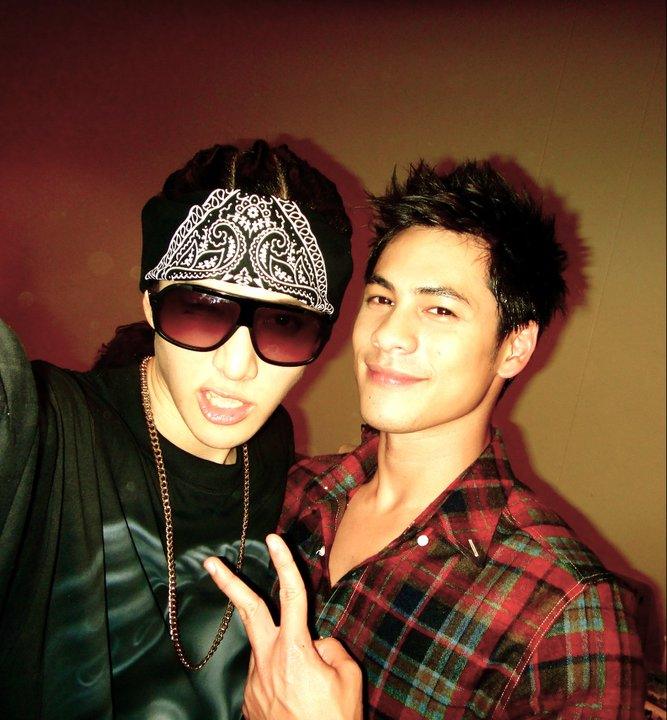 Pic.ไมค์ และเหล่าผองเพื่อนหลังเวทีคอนเสิร์ต พอนด์