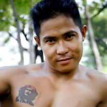 ของ  Phon นักเพาะกาย หล่อแบบบ้านๆ เหงื่อเต็มตัวในขณะออกกําลังกาย โพสท่าถ่ายภาพกลางแดดจ้า