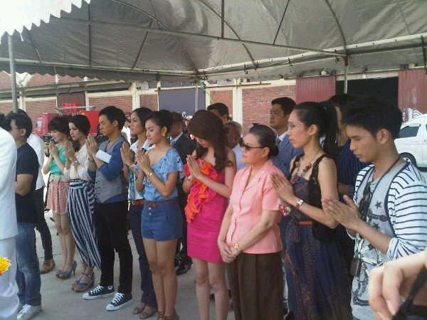 โตโน่ & แกรนด์ บวงสรวงเปิดกล้องละคร ข้ามเวลา ตามหารัก