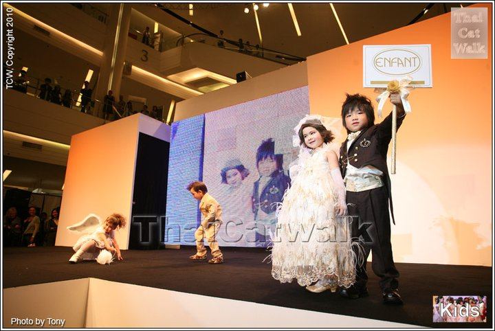 น้องลิซซี่  เดินแบบในงานFashion Week Autumn Winter 2010 @ Siam Paragon