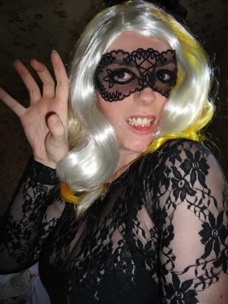 สาวก กาก้า ในวันฮาโลวีน