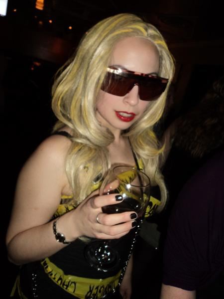 สาวก กาก้า ในวันฮาโลวีน