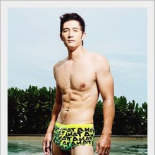 ผู้ชายถอดเสื้อ