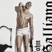 ภาพแคมเปญโฆษณาล่าสุดจากดีไซน์เนอร์...ที่คนทั่วโลกต่างรู้จักกันดีในความห่าม บ้า เท่ และการมีสไตล์พิลึ