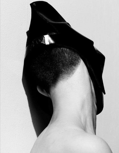 VOGUE HOMMES Japan เอาใจคนคลั่งไคล้ โซ่ แซ่ กุญแจมือ