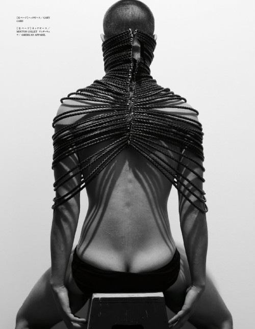 VOGUE HOMMES Japan เอาใจคนคลั่งไคล้ โซ่ แซ่ กุญแจมือ