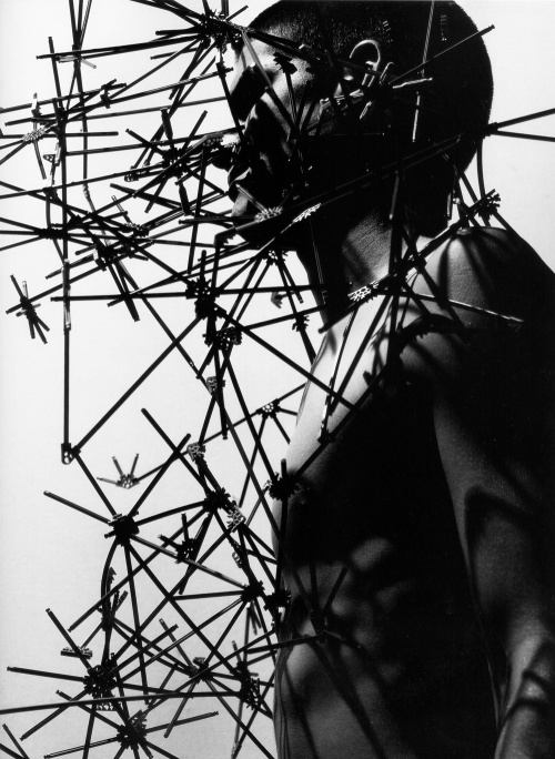 VOGUE HOMMES Japan เอาใจคนคลั่งไคล้ โซ่ แซ่ กุญแจมือ