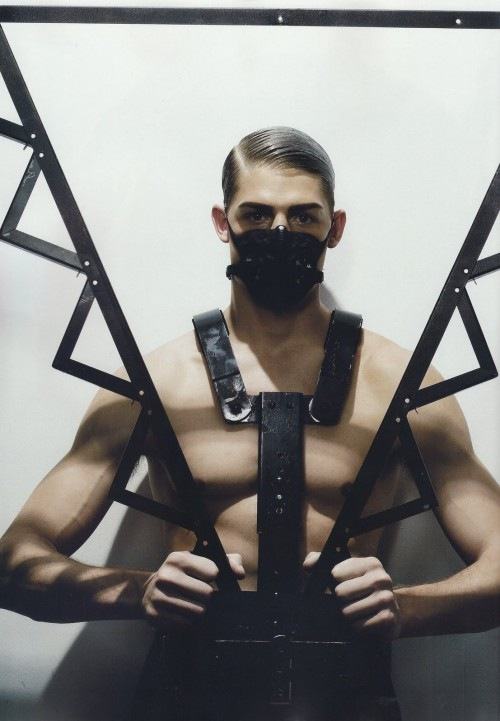 VOGUE HOMMES Japan เอาใจคนคลั่งไคล้ โซ่ แซ่ กุญแจมือ