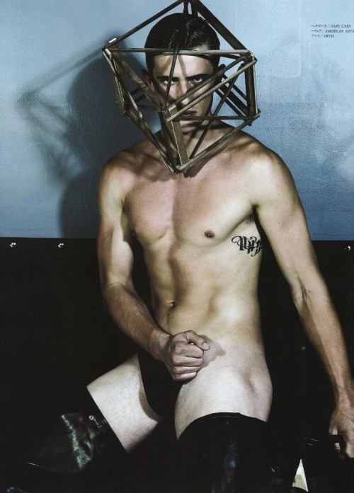 VOGUE HOMMES Japan เอาใจคนคลั่งไคล้ โซ่ แซ่ กุญแจมือ