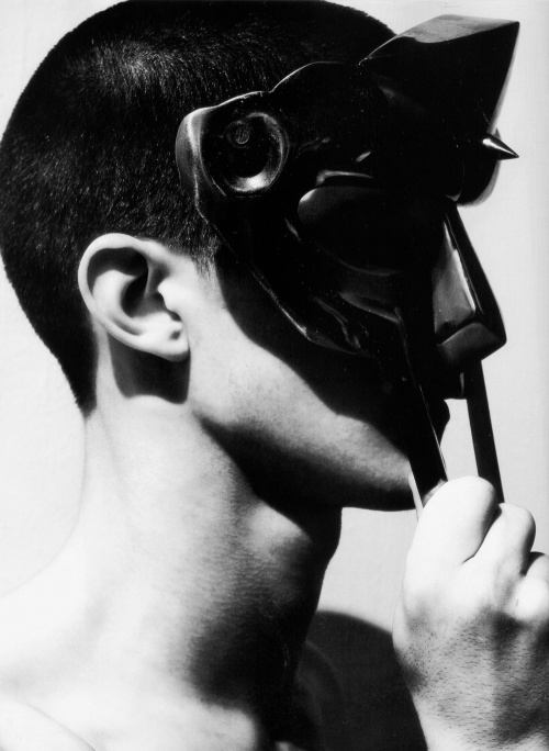 VOGUE HOMMES Japan เอาใจคนคลั่งไคล้ โซ่ แซ่ กุญแจมือ