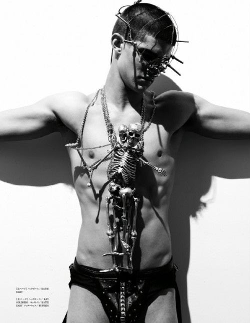 VOGUE HOMMES Japan เอาใจคนคลั่งไคล้ โซ่ แซ่ กุญแจมือ