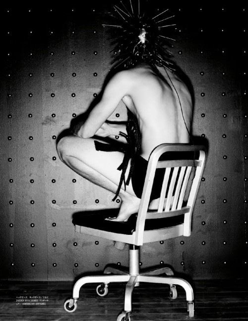 VOGUE HOMMES Japan เอาใจคนคลั่งไคล้ โซ่ แซ่ กุญแจมือ