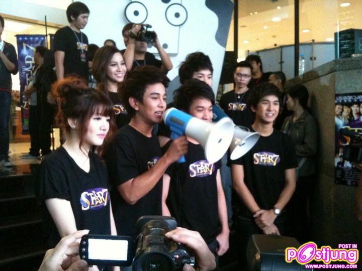 PIC.รุ่นพี่ the star มาให้กำลังใจผู้สมัคร The star7 ที่ตึกแกรมมี่