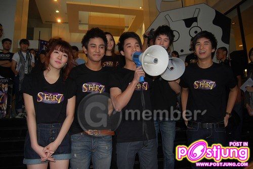 PIC.รุ่นพี่ the star มาให้กำลังใจผู้สมัคร The star7 ที่ตึกแกรมมี่
