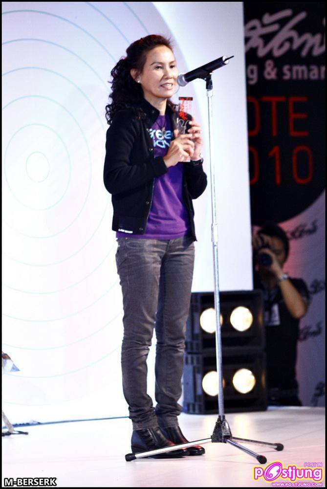 (ติ๊ก พลอย ออฟ พอลล่า ฯลฯ) งานสุดสัปดาห์ Young & Smart Vote 2010 @siam paragon [Part2]