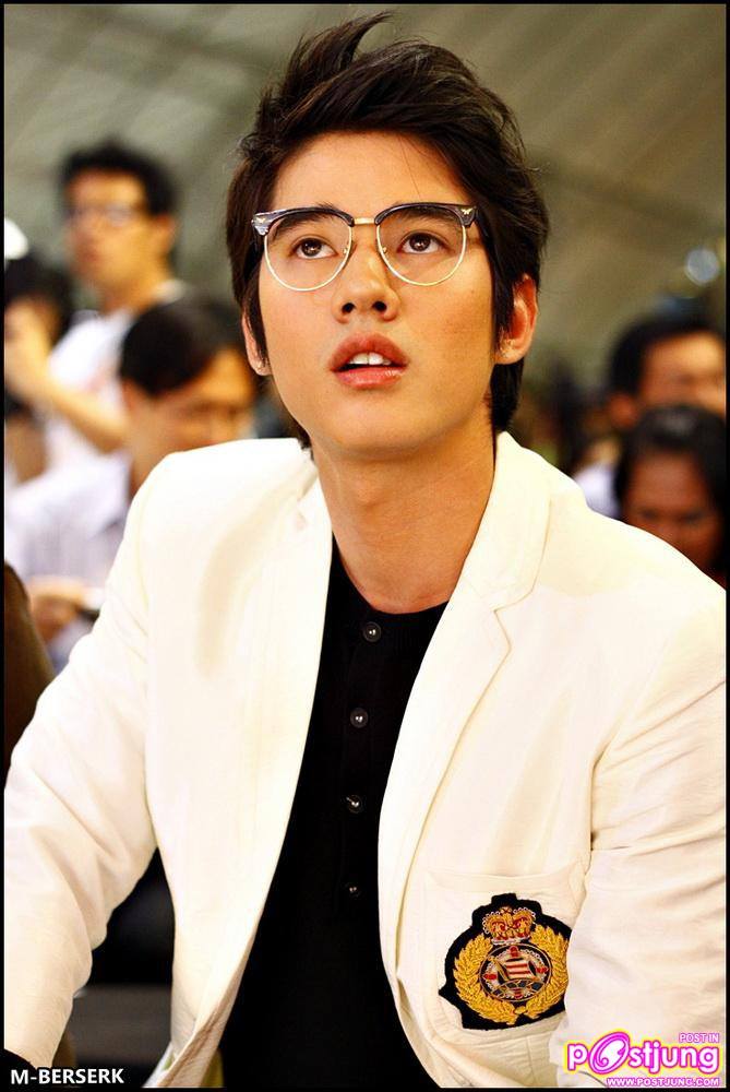 (ติ๊ก พลอย ออฟ พอลล่า ฯลฯ) งานสุดสัปดาห์ Young & Smart Vote 2010 @siam paragon [Part2]