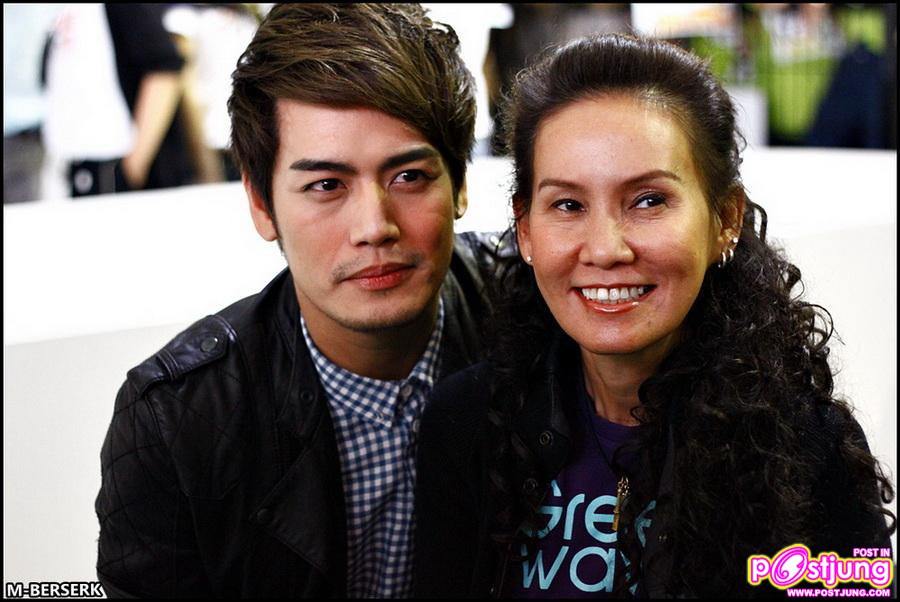 (ติ๊ก พลอย ออฟ พอลล่า ฯลฯ) งานสุดสัปดาห์ Young & Smart Vote 2010 @siam paragon [Part2]