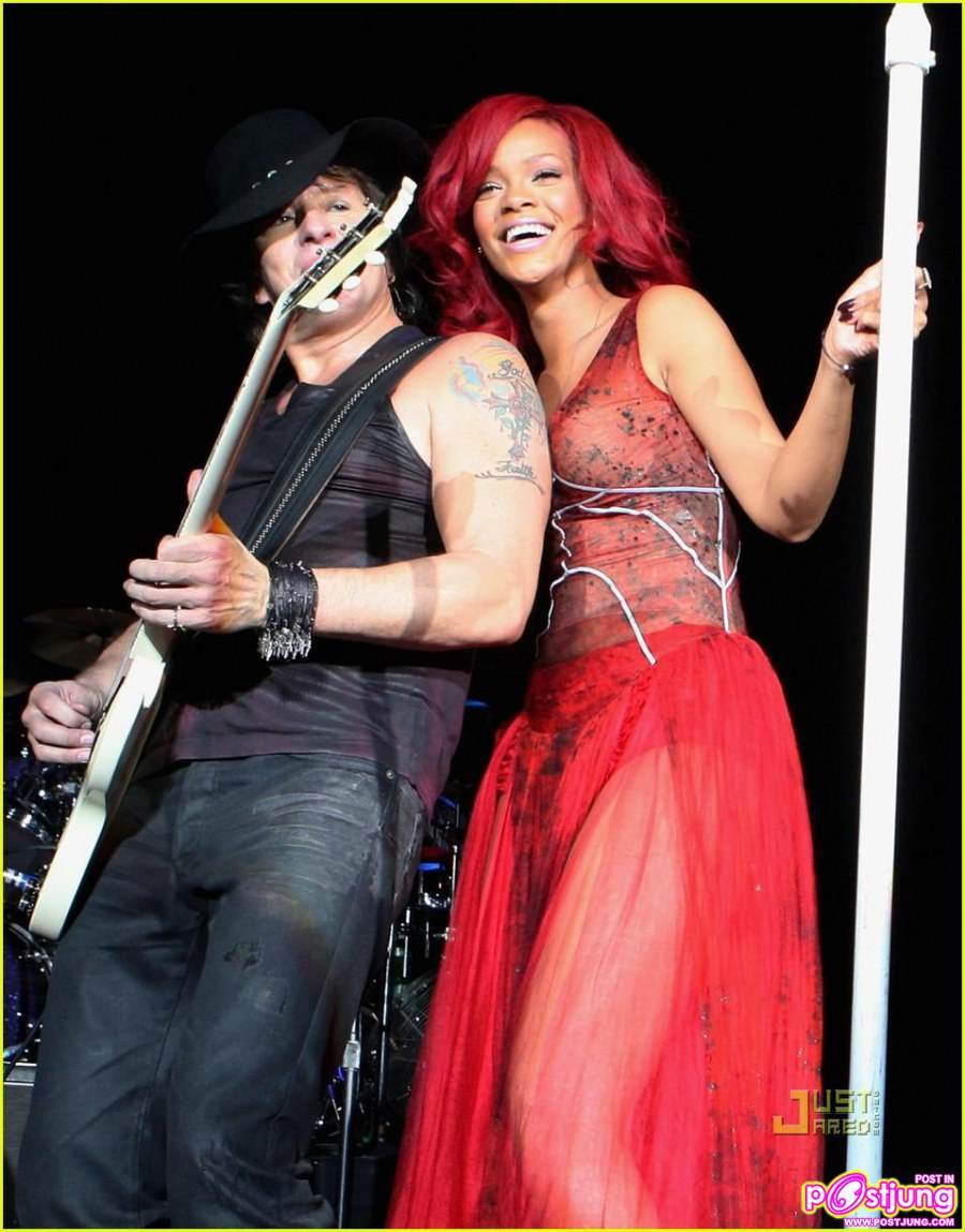 Rihanna & Bon Jovi Livin' On A Prayer Duet!
