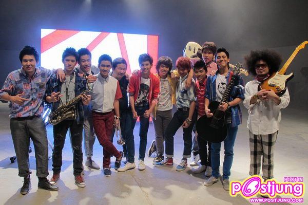 -August -ปล่อยซิงเกิ้ลแรก &ldquo;Summer&rdquo;