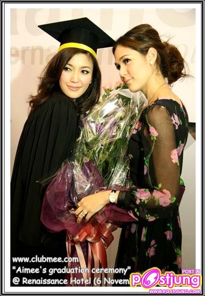 ชมพู่ ร่วมแสดงความยินดีกับเอมมี่ ในวันรับปริญญา