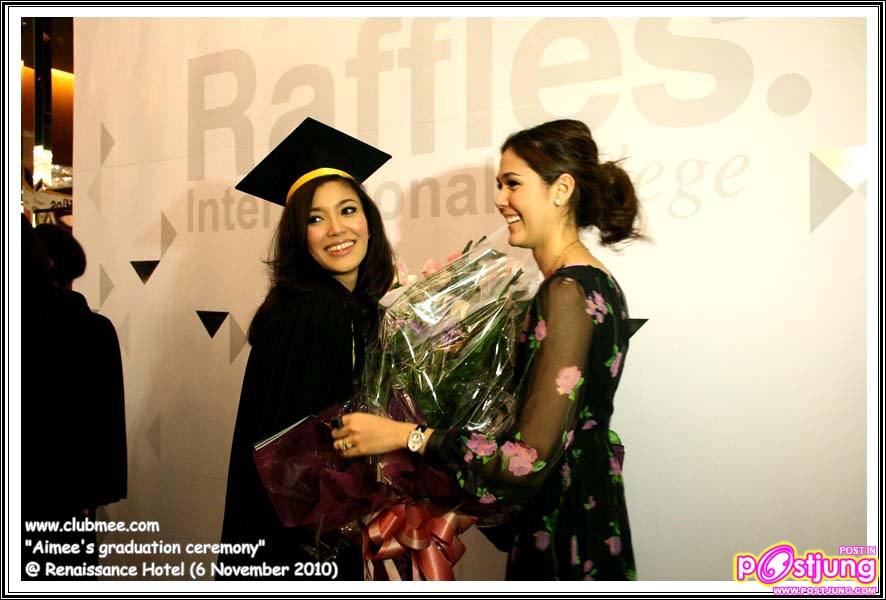 ชมพู่ ร่วมแสดงความยินดีกับเอมมี่ ในวันรับปริญญา