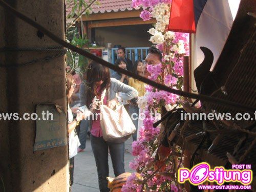 อั้ม เมย์ พากันไปทำบุญ