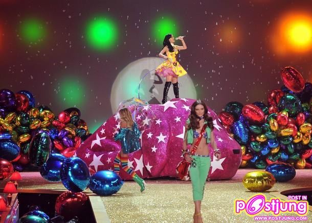 Katy Perry Performs at the 2010 Victoria&rsquo;s Secret Fashion Show