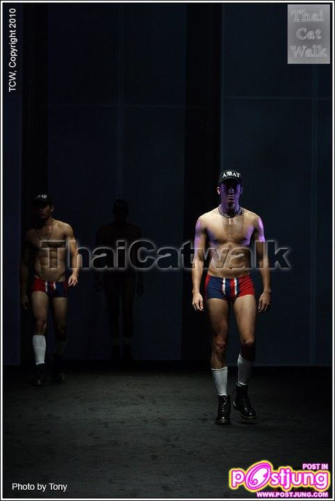 อังเดร เดินแบบ...เซ็กซี่เกินห้ามใจ