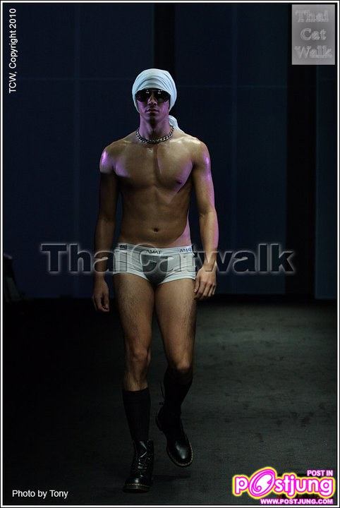 อังเดร เดินแบบ...เซ็กซี่เกินห้ามใจ