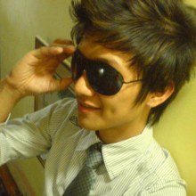 หนุ่มแว่นดำ..