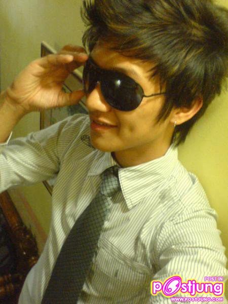 หนุ่มแว่นดำ..