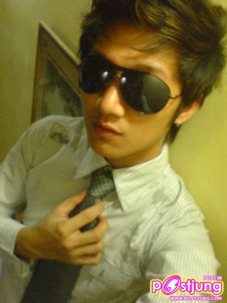 หนุ่มแว่นดำ..