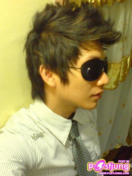 หนุ่มแว่นดำ..