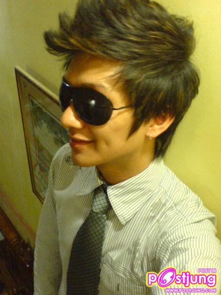 หนุ่มแว่นดำ..