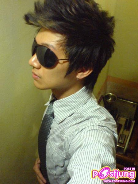 หนุ่มแว่นดำ..