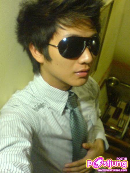 หนุ่มแว่นดำ..