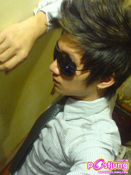 หนุ่มแว่นดำ..