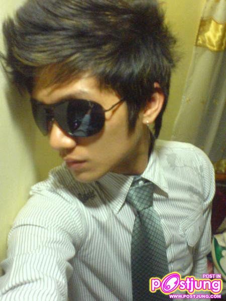 หนุ่มแว่นดำ..