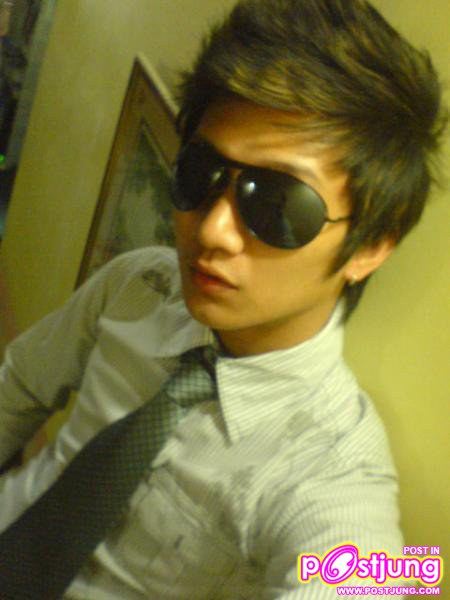 หนุ่มแว่นดำ..