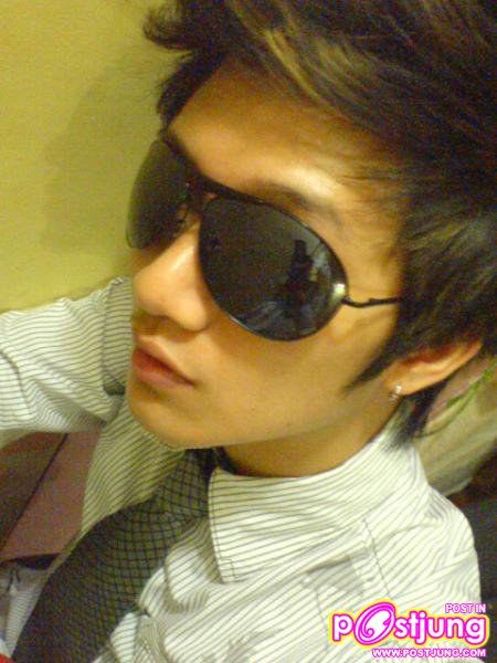 หนุ่มแว่นดำ..